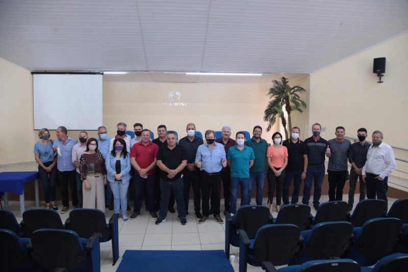 Prefeito eleito em Chapec&oacute; se re&uacute;ne com vereadores – Foto: Fotos: Leandro Schmidt/ND