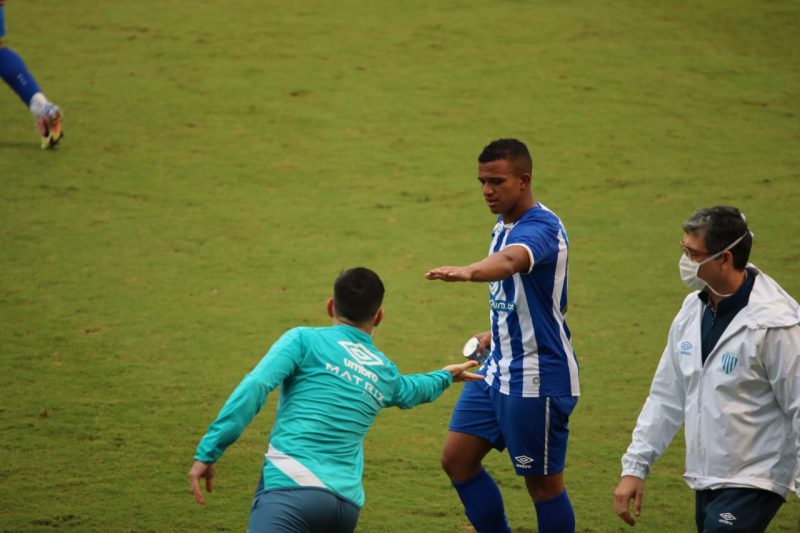 Romulo, atacante do Ava&iacute; que &eacute; formado na base azurra; atleta vive importunado pelas les&otilde;es nessa temporada – Foto: Frederico Tadeu/Ava&iacute;/ND