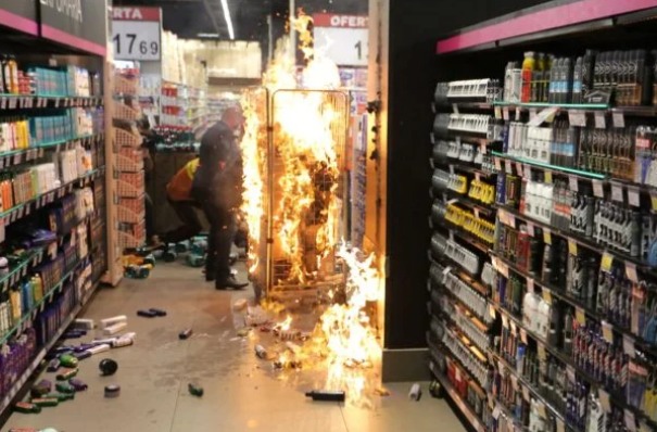 Manifestantes tacam fogo em Carrefour de SP – Foto: Reprodu&ccedil;&atilde;o/Metr&oacute;poles/ND