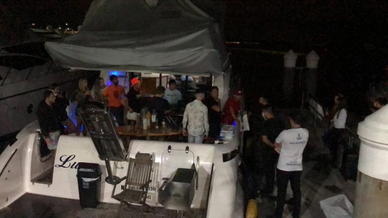 A festa estava ocorrendo em uma lancha – Foto: Divulga&ccedil;&atilde;o/PM