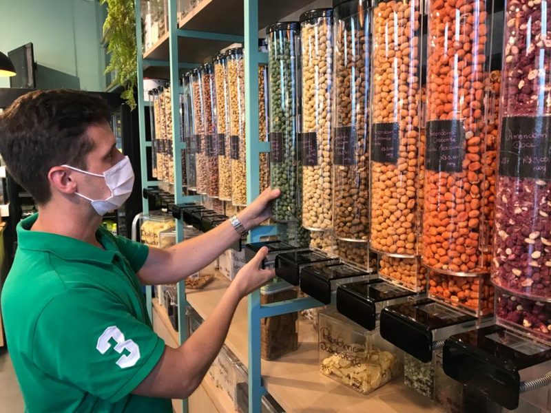 Dono de uma loja de produtos naturais, no centro de Florian&oacute;polis. – Foto: Empres&aacute;rio Juliano Wieczorek de Andrade.