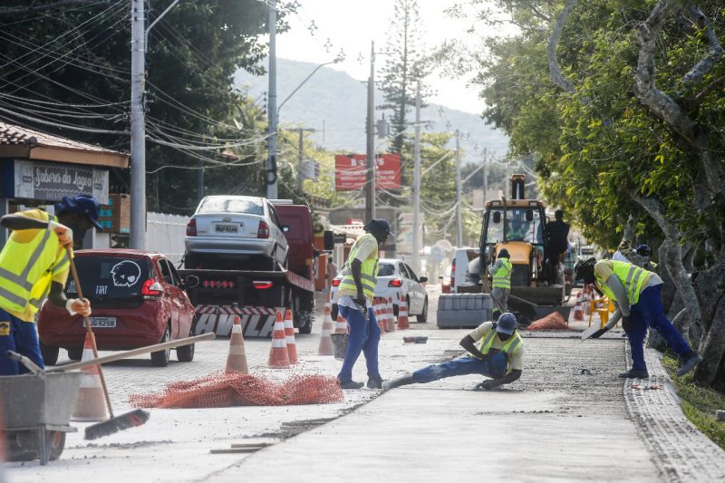 O projeto compreende a reforma das calçadas, a construção de uma ciclovia e de decks. Um trecho de aproximadamente 150 metros já houve a substituição dos paralelepípedos por paver (blocos de concreto intertravados) e os trabalhadores já realizavam a concretagem da calçada e da ciclovia – Foto: Anderson Coelho/ND