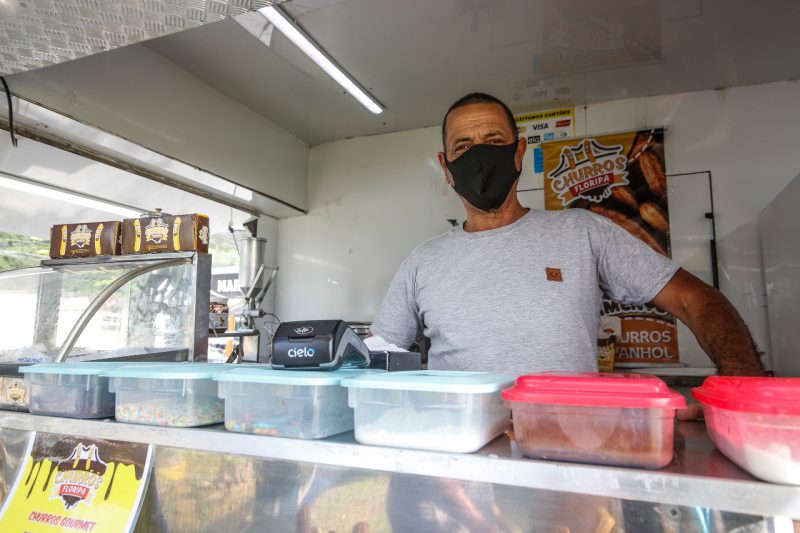 O comerciante Mauricio Alves, que tem um trailer temporário na avenida das Rendeiras, disse que apesar da indefinição do local onde ficará o estabelecimento dele após a revitalização, a obra na via dará um fluxo maior de veículos durante a alta temporada. “Com certeza vai melhorar o trânsito aqui. Aqui durante o verão para tudo”, afirmou – Foto: Anderson Coelho/ND