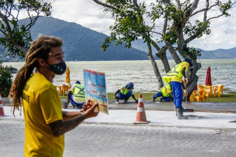 No local, a poeira e o congestionamento no trânsito provocado pelo trabalho causa incômodo em frequentadores e comerciantes. A polêmica da redução de vagas de estacionamento, ao longo da via, ainda permeia as discussões entre os empresários, apesar da garantia da prefeitura da capital de que serão mantidas 80% das vagas – Foto: Anderson Coelho/ND