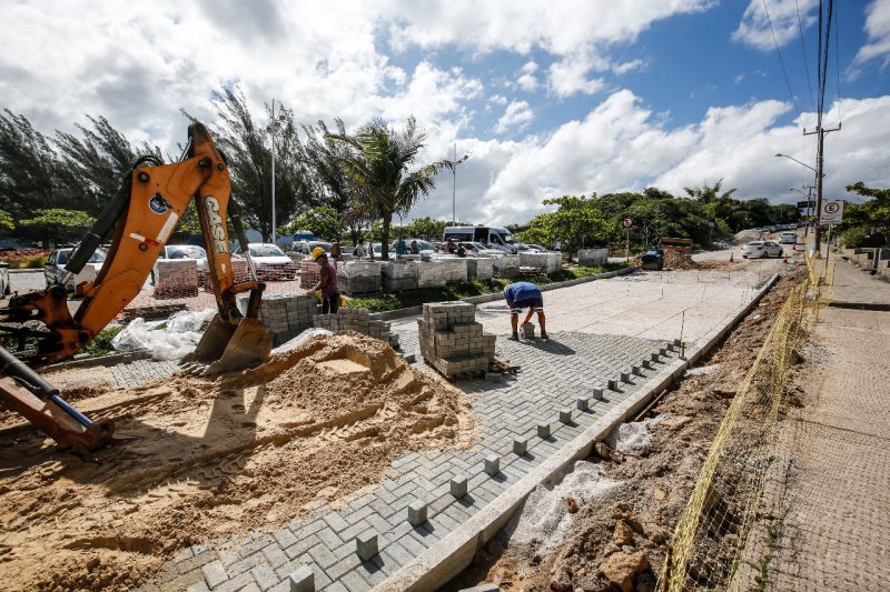 Em ritmo mais tímido, a prefeitura de Florianópolis também iniciou a revitalização da Avenida Prefeito Acácio Garibaldi S. Thiago, a estrada geral e único acesso de condutores de veículos à praia da Joaquina, uma das rotas mais procuradas pelos turistas. – Foto: Anderson Coelho/ND