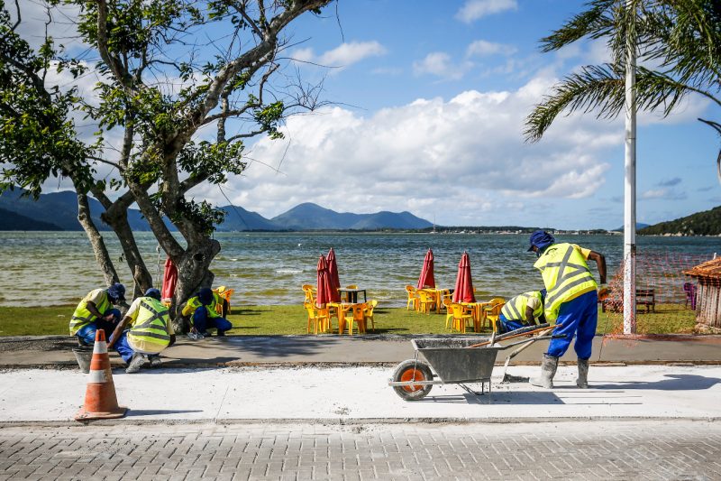 A revitalização da Avenida das Rendeiras, na Lagoa da Conceição, no Leste da Ilha, começou em outubro, conta com duração de cinco meses, e começa a ganhar força – Foto: Anderson Coelho/ND