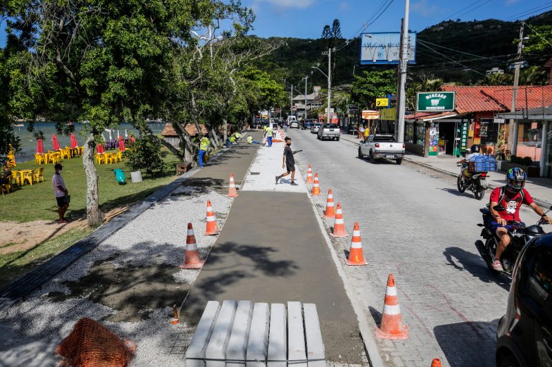No local, a poeira e o congestionamento no trânsito provocado pelo trabalho causa incômodo para frequentadores e comerciantes – Foto: Anderson Coelho/ND