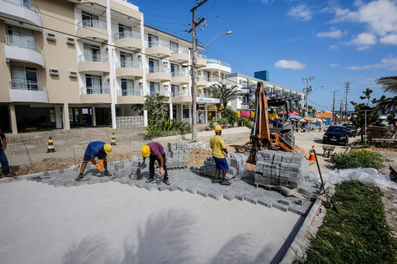 Iniciada em meados de agosto, o prazo da obra é oito meses. No momento, vêm sendo realizadas no trecho mais próximo da orla e, segundo o secretário, gradativamente, avançarão em direção à Lagoa. – Foto: Anderson Coelho/ND