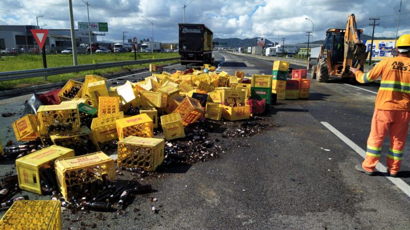 Carga de cerveja tomba na BR-101 e causa filas de 18 Km em Itaja&iacute; – Foto: PRF
