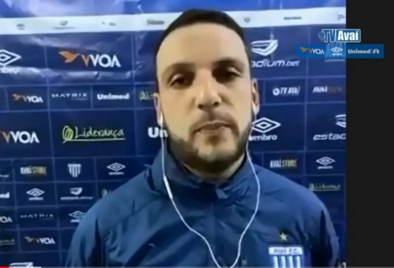 Treinador substituto Bruno Gon&ccedil;alo na entrevista coletiva virtual – Foto: TV Ava&iacute;/reprodu&ccedil;&atilde;o/ND