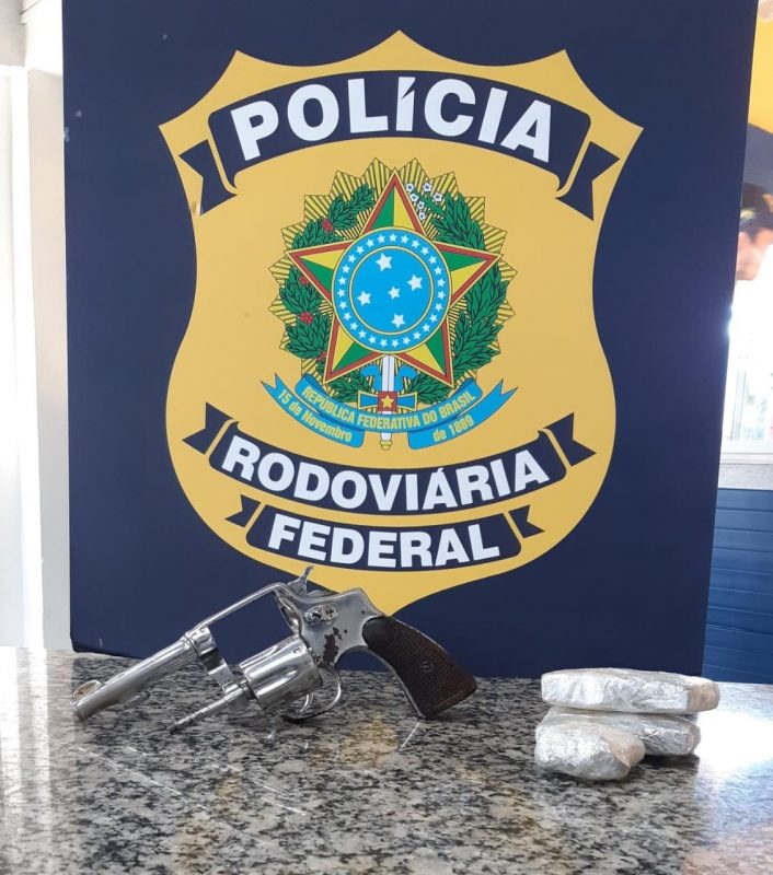 Arma estava escondida no painel do carro, abordado na BR-101 – Foto: PRF/Divulga&ccedil;&atilde;o