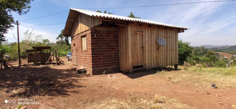 O corpo foi encontrado nos fundos de uma casa de madeira. – Foto: Polícia Civil/Divulgação