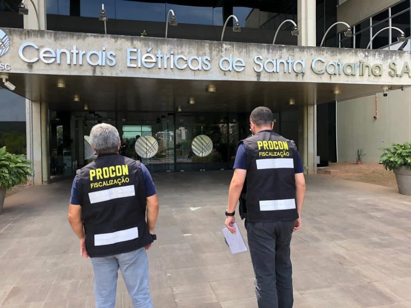 Agentes do Procon de Florianópolis em frente da Celesc