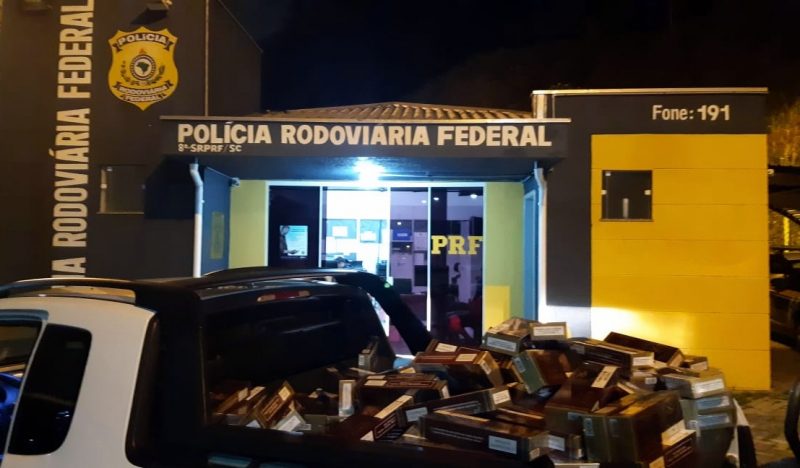 Ma&ccedil;os de cigarros contrabandeados foram apreendidos na BR 101, em Itaja&iacute; – Foto: PRF/Divulga&ccedil;&atilde;o