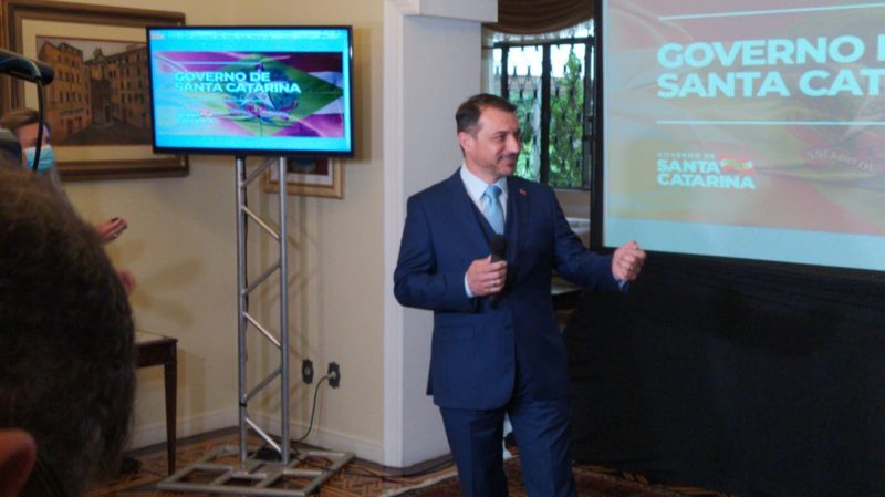 Carlos Mois&eacute;s durante coletiva na tarde desta sexta (27) – Foto: Paulo Rolemberg/ND