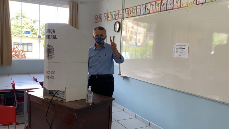 M&aacute;rio Hildebrandt (Podemos) durante vota&ccedil;&atilde;o na manh&atilde; deste domingo (29) – Foto: Karol Bonin/Assessoria