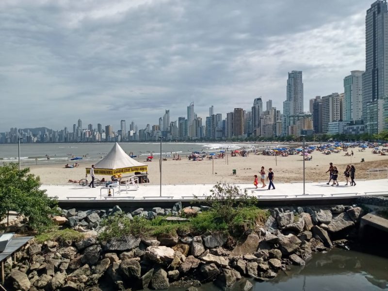 Praias de Balne&aacute;rio Cambori&uacute; registram aglomera&ccedil;&atilde;o diante da segunda onda de Covid-19 – Foto: Paulo Metling/NDTV