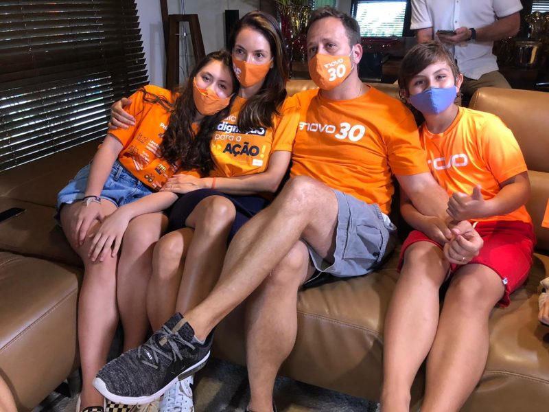 Adriano Silva acompanhou a apura&ccedil;&atilde;o de casa ao lado de familiares – Foto: Simone Feuser/Divulga&ccedil;&atilde;o ND