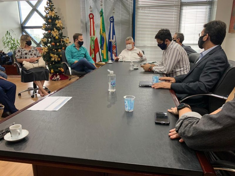 Equipes de transi&ccedil;&atilde;o do prefeito eleito Adriano Silva e da atual administra&ccedil;&atilde;o se encontram nesta segunda-feira, dia 30 –&nbsp; Foto: Maikon Costa&nbsp;