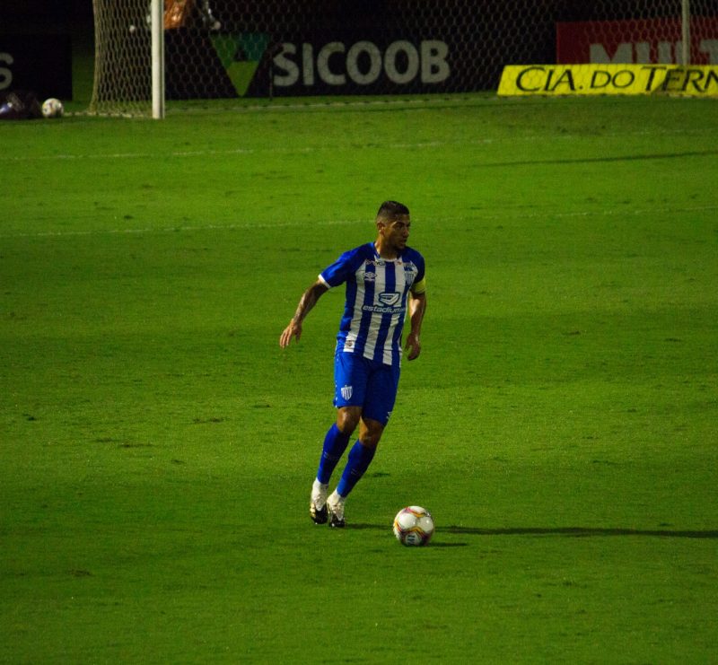 Ralf, volante do Ava&iacute;, saiu machucado no intervalo – Foto: Andr&eacute; Palma Ribeiro/Ava&iacute; FC