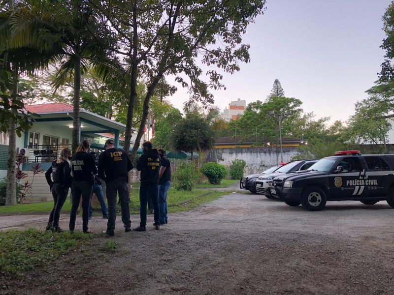 S&eacute;tima fase da Opera&ccedil;&atilde;o Luz da Inf&acirc;ncia envolve mandados de busca e apreens&atilde;o em dez munic&iacute;pios catarinenses – Foto: Pol&iacute;cia Civil/Divulga&ccedil;&atilde;o/ND