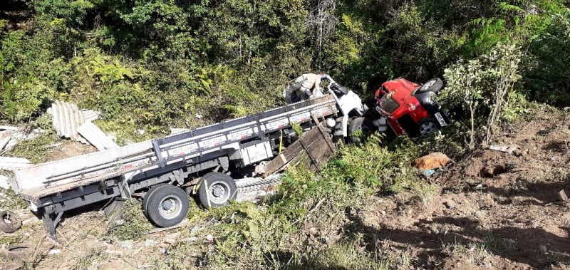 Caminhão e carro caídos no barranco após acidente