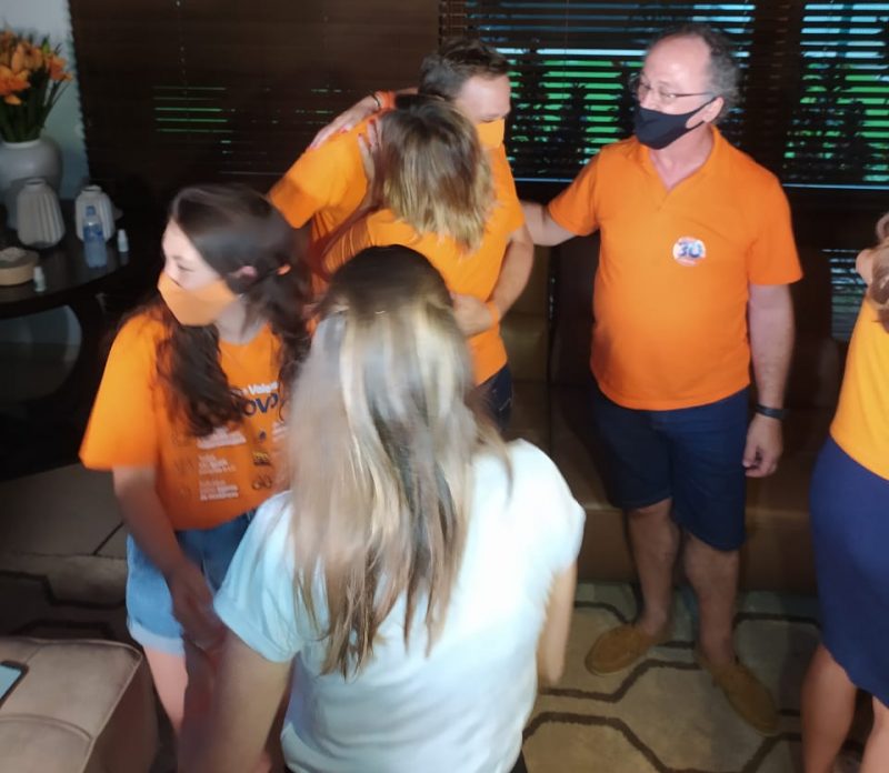 Adriano e Rejane se abra&ccedil;am ap&oacute;s a divulga&ccedil;&atilde;o do resultado – Foto: Juliane Guerreiro/ND