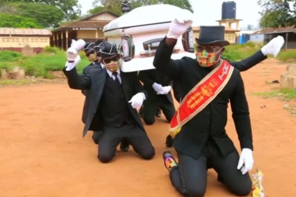 V&iacute;deo do “meme do caix&atilde;o” viralizou na internet durante a pandemia do novo coronav&iacute;rus&nbsp;&nbsp; – Foto: Divulga&ccedil;&atilde;o/Afrisocks/Youtube