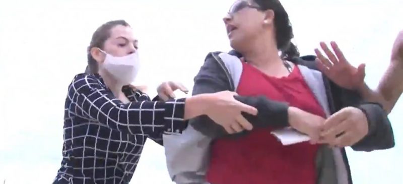 Rep&oacute;rter &eacute; agredida por pessoas que descumpriam regras contra Covid-19 na praia do Campeche, em Florian&oacute;polis – Foto: NSCTV/Reprodu&ccedil;&atilde;o/ND