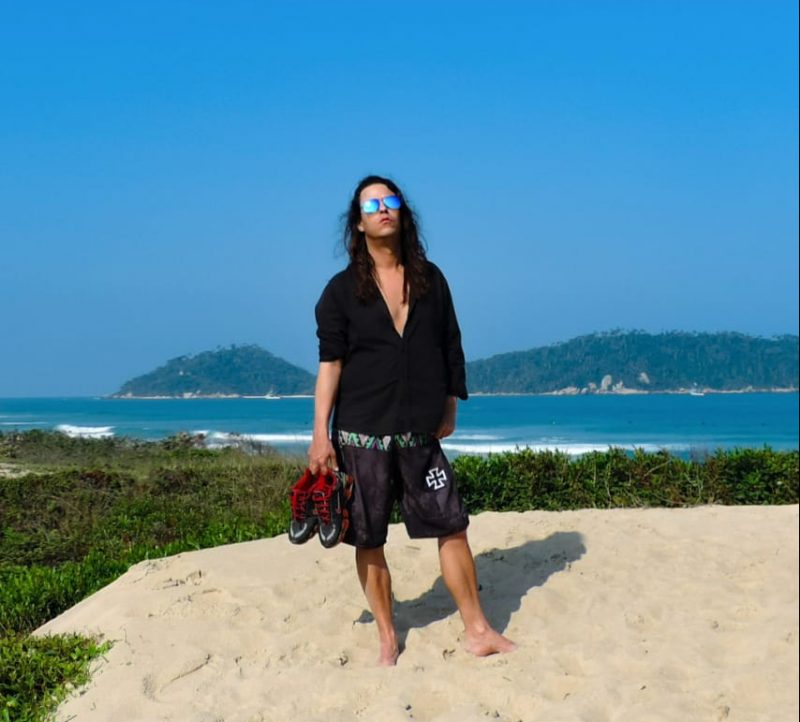 M&uacute;sico e jornalista, Alessandro se mudou para a Capital com o objetivo de gravar seu primeiro &aacute;lbum. Ele j&aacute; conhecia bem o mar, mas foi surpreendido com a presen&ccedil;a das correntes de retorno – Foto: Reprodu&ccedil;&atilde;o/ND