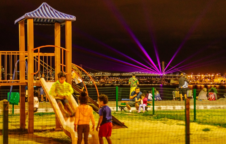 Imagem mostra o show de lasers em Florian&oacute;polis – Foto: &copy; Alisson Demetrio | 2020/ND