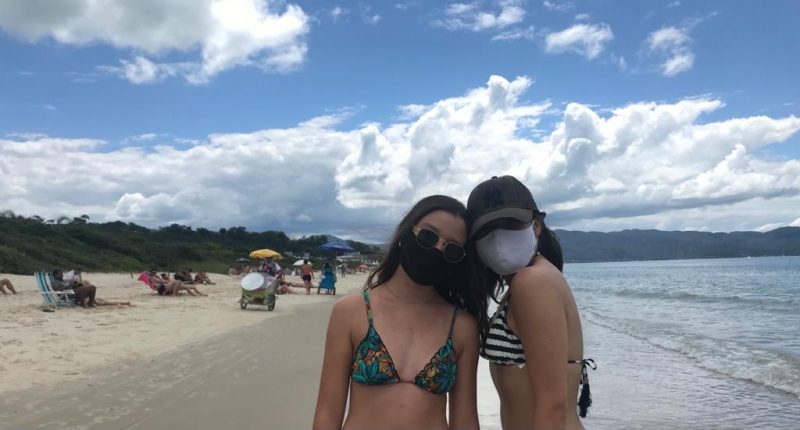 As amigas Maria Eduarda Braga e Maria Eduarda Vieira, de 17 anos, caminhavam na orla de Jurer&ecirc; no in&iacute;cio da tarde desta segunda (2) – Foto: Bruna Stroisch/ND