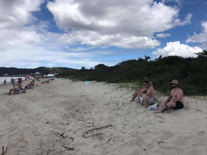 Os amigos Marcelo, 27, Murilo, 30 e Douglas, 23, resolveram curtir o feriado na praia. Marcelo e Douglas s&atilde;o moradores de Palho&ccedil;a, Murilo mora na Cachoeira do Bom Jesus – Foto: Bruna Stroisch/ND