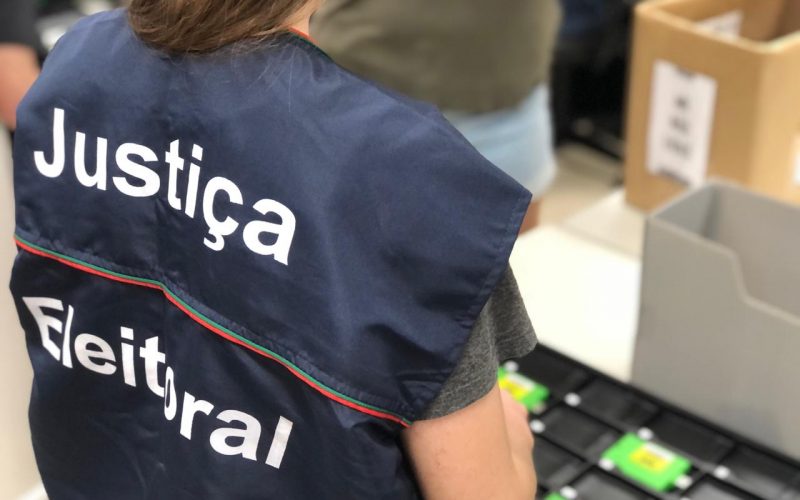 Polícia Federal encontrou indícios de que o grupo não declarou informações à Justiça Eleitoral para favorecer seus candidatos. Na imagem, uma servidora da Justiça Eleitoral de costas para a foto.