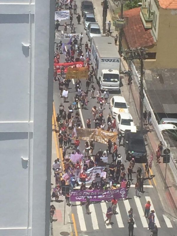 Manifestantes caminham pela Rua Tenente Silveira e devem se encontrar em frente à OAB, em Florianópolis. – Foto: Reprodução
