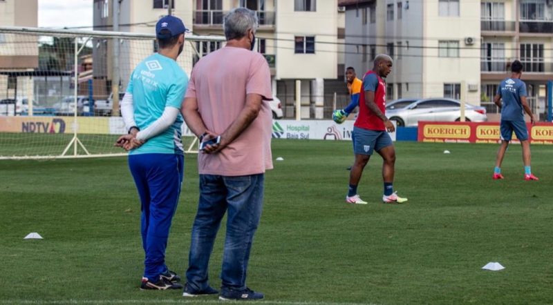 T&eacute;cnico Geninho, recuperado da Covid-19, acompanhou o trabalho do Ava&iacute; na tarde desta ter&ccedil;a-feira – Foto: Leandro Boeira/Ava&iacute; FC