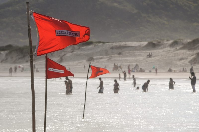 Praia da Joaquina neste domingo (01): feriadões levam à reflexão sobre gestão da pandemia pelo poder público e comportamento da população – Foto: Léo Munhoz