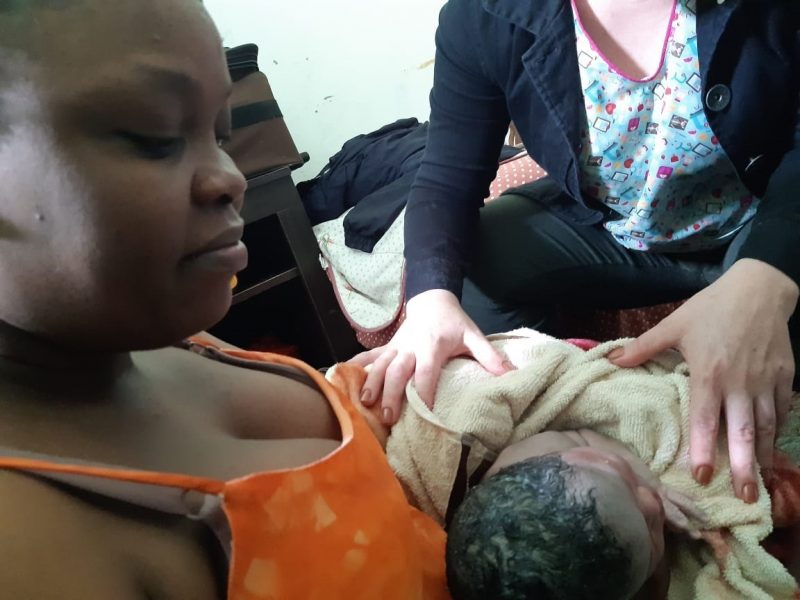 Mulher ganhou o beb&ecirc; no ch&atilde;o do quarto da casa onde mora – Foto: Posto de Sa&uacute;de Barra do Trombudo / Divulga&ccedil;&atilde;o