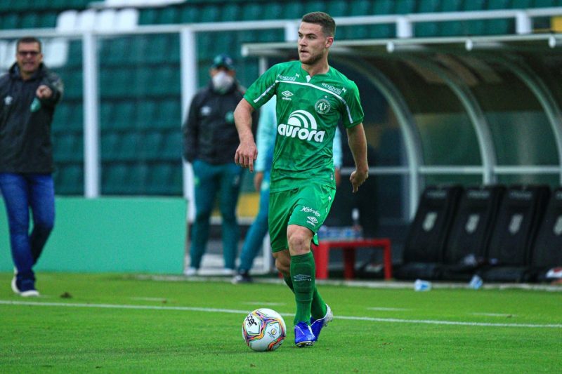 Jovem lateral deve renovar contrato com o clube – Foto: M&aacute;rcio Cunha/ACF