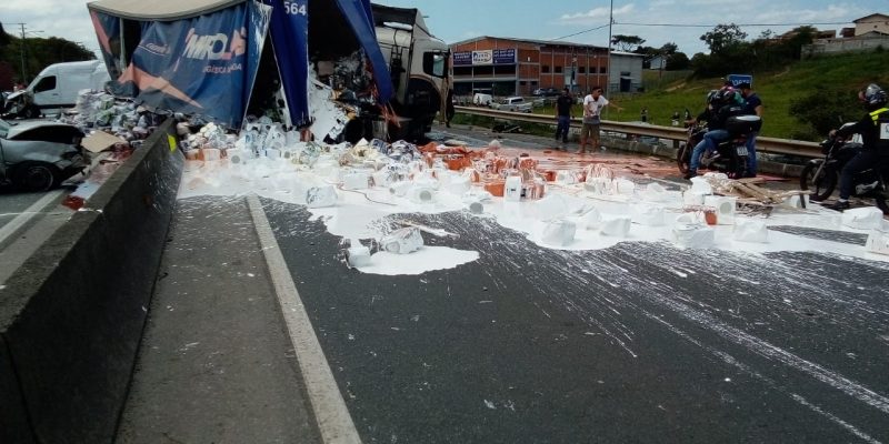 Al&eacute;m da van e do caminh&atilde;o, tr&ecirc;s ve&iacute;culos foram atingidos pela colis&atilde;o – Foto: Divulga&ccedil;&atilde;o/ND