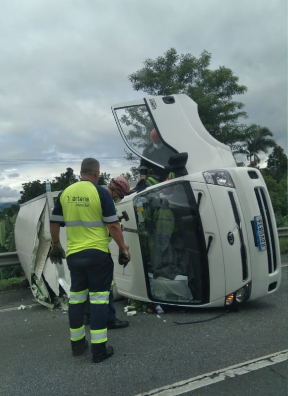 Tombamento ocorreu ap&oacute;s pneu do caminh&atilde;o – Foto: Arteris Litoral Sul/Divulga&ccedil;&atilde;o/ND