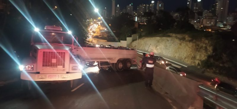 Ve&iacute;culo teve problema mec&acirc;nico ao subir a Avenida Panor&acirc;mica – Foto: BC Tr&acirc;nsito/Divulga&ccedil;&atilde;o/ND