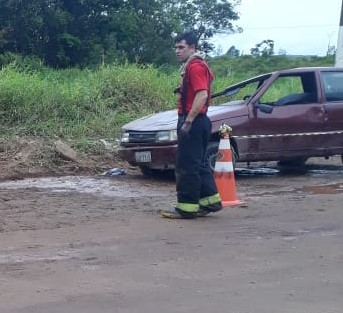 Capotamento ocorreu na avenida Kurt Meinert, entrada do Morro do Amaral&nbsp; – Foto: Bombeiros Volunt&aacute;rios de Joinville/Divulga&ccedil;&atilde;o ND