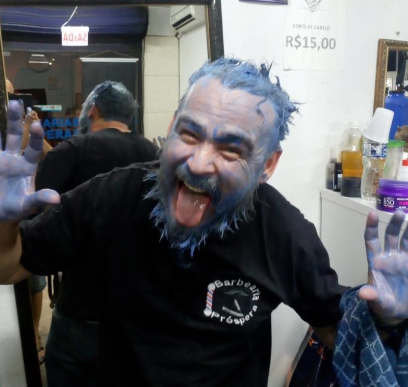 José Carlos na barbearia onde trabalhava