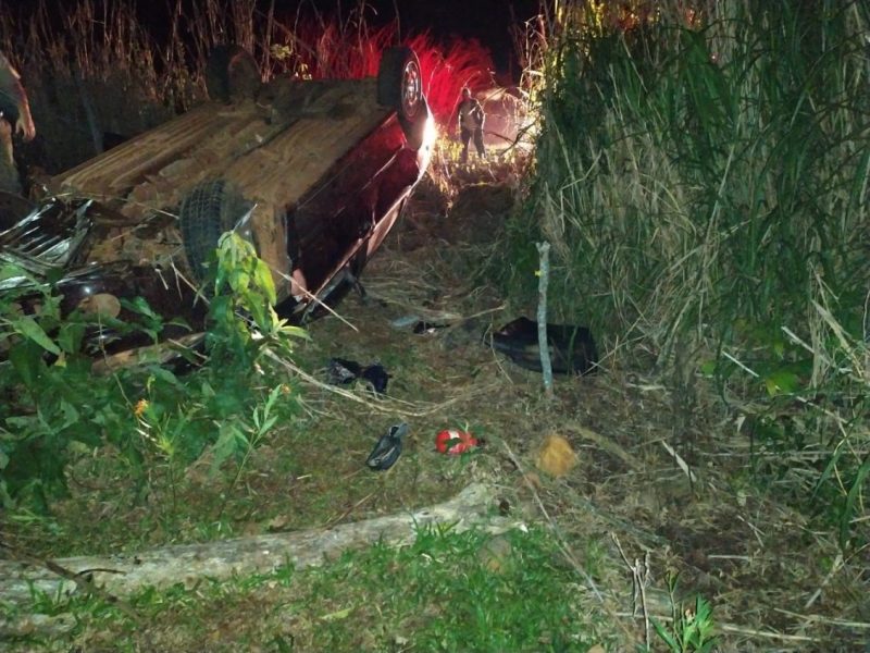 Ocupantes tiveram ferimentos leves, conforme os bombeiros. – Foto: Bombeiros/ND