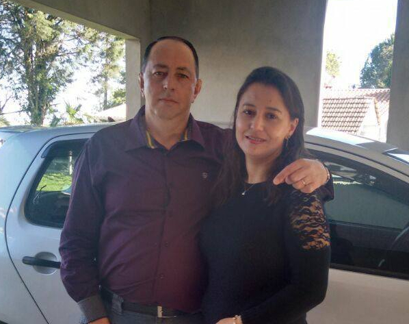 Gerson Luiz Moraes, de 48 anos, e Maria L&uacute;cia Corr&ecirc;a Moraes, de 40 anos, morreram em acidente na BR-470 em Gaspr, ap&oacute;s a caminhonete que eles estavam cair de uma ribanceira de aproximadamente 40 metros – Foto: Reprodu&ccedil;&atilde;o/Facebook