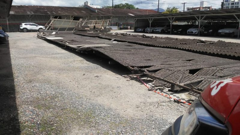 Cobertura do estacionamento cedeu e funcion&aacute;rio ficou ferido – Foto: Divulga&ccedil;&atilde;o/ND