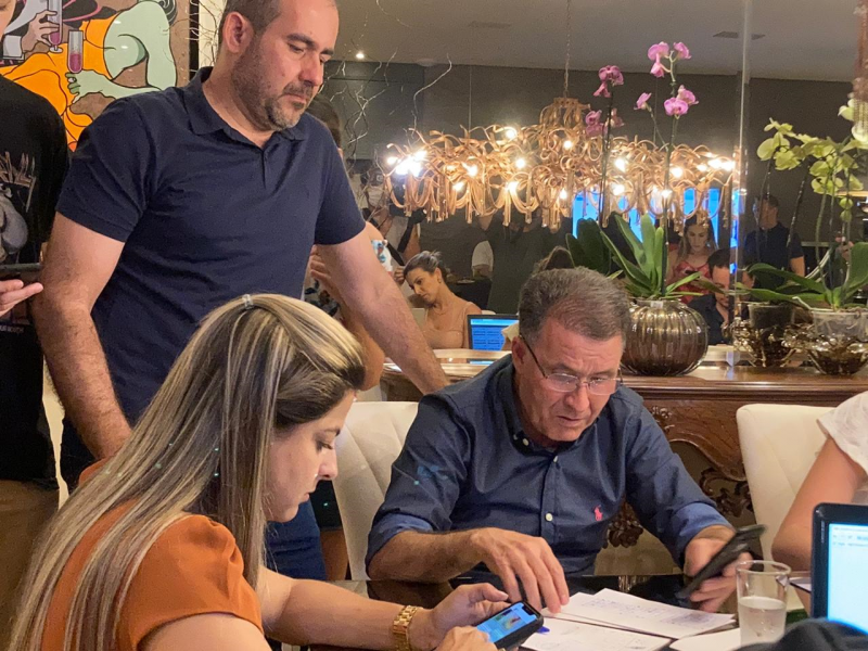 Darci de Matos acompanha a apura&ccedil;&atilde;o de votos em casa, acompanhado do vice, Rodrigo Fachini, e de familiares – Foto: Sabrina Aguiar/NDTV