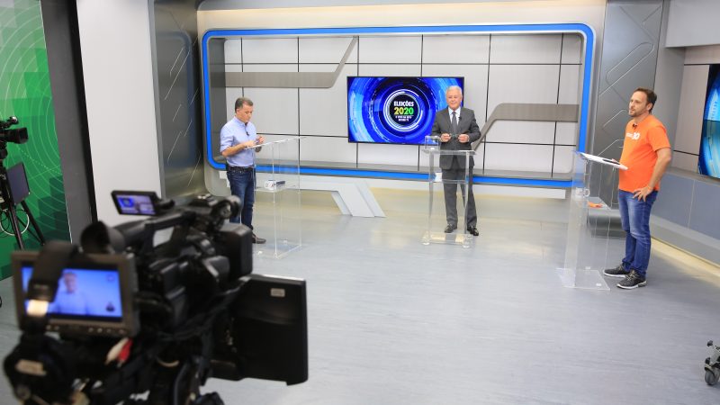 Este foi o primeiro debate do segundo turno transmitido na televis&atilde;o – Foto: Carlos Jr./NDTV
