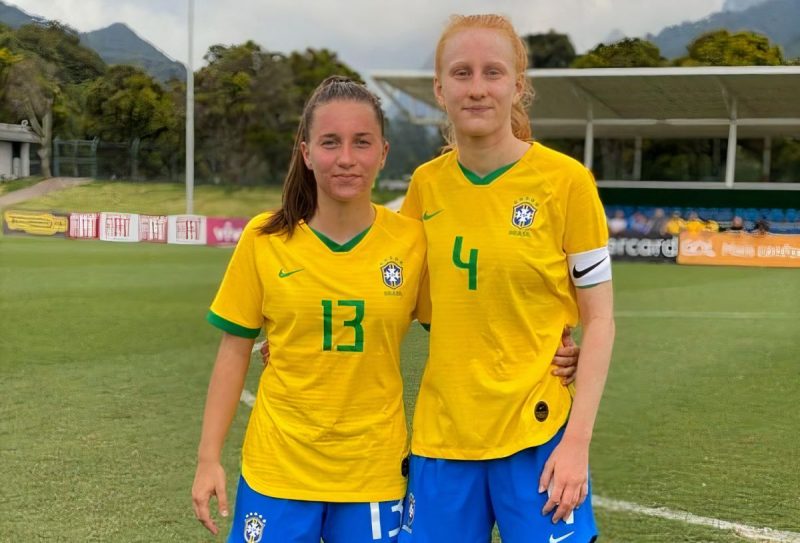 Lais Giacomel e Patr&iacute;cia Maldaner, da equipe feminina da Chapecoense – Foto: Adriano Fontes/CBF
